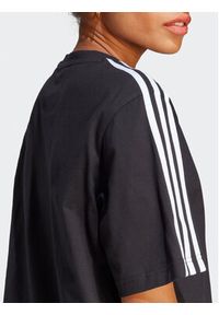 Adidas - adidas Sukienka codzienna Essentials 3-Stripes Single Jersey Boyfriend Tee Dress HR4923 Czarny Loose Fit. Okazja: na co dzień. Kolor: czarny. Materiał: bawełna. Typ sukienki: proste. Styl: casual