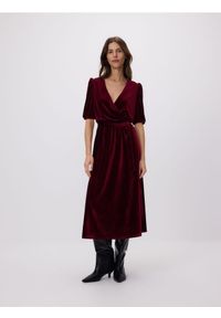 Reserved - Welurowa sukienka midi - bordowy. Kolor: czerwony. Materiał: welur. Styl: klasyczny. Długość: midi #1