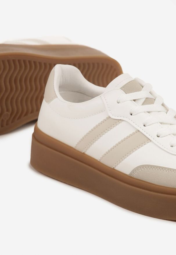 Renee - Biało-Beżowe Sneakersy na Kauczukowej Podeszwie Ozdobione Paskami Nilimea. Okazja: na co dzień. Zapięcie: pasek. Kolor: biały. Materiał: kauczuk. Wzór: aplikacja