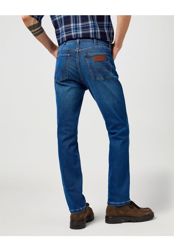 Wrangler - MESKIE SPODNIE WRANGLER LARSTON DANDELION SUMMER 112362458. Sezon: wiosna, lato. Styl: klasyczny