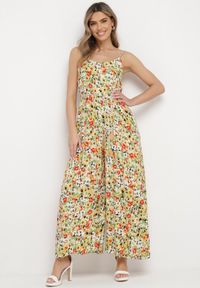 Born2be - Zielony Kombinezon w Kwiatowy Wzór z Szerokimi Nogawkami i Sznurkiem w Talii Celiana. Kolor: zielony. Materiał: wiskoza. Długość rękawa: na ramiączkach. Wzór: kwiaty. Sezon: lato. Styl: boho #1