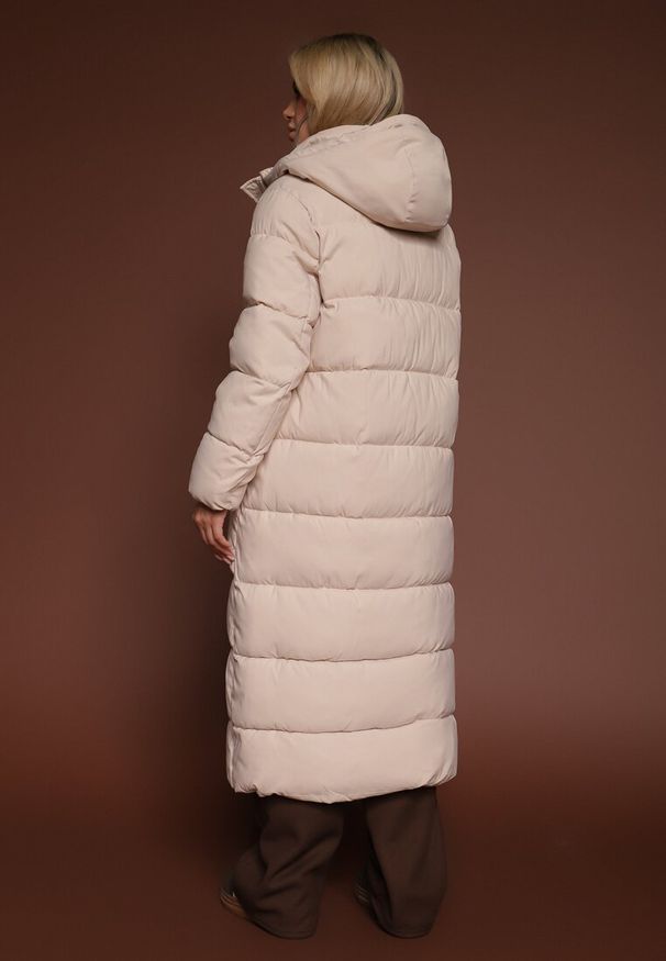 Renee - Jasnobeżowa Kurtka o Długim Kroju z Kapturem Ozdobiona Pikowaniem Aforriva. Okazja: na co dzień. Typ kołnierza: kaptur. Kolor: beżowy. Materiał: jeans. Długość: długie. Wzór: aplikacja. Styl: casual, klasyczny