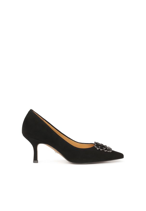 Kazar - Zamszowe czółenka na niskim obcasie. Kolor: czarny. Materiał: zamsz. Wzór: aplikacja. Obcas: na obcasie. Styl: elegancki. Wysokość obcasa: niski