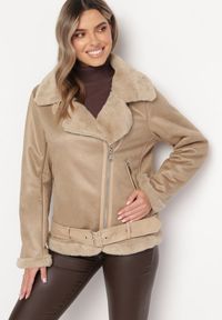 Born2be - Beżowa Kurtka Pilotka z Asymetrycznym Zapięciem i Futerkiem Simuna. Okazja: na co dzień. Kolor: beżowy. Materiał: futro. Sezon: zima, jesień. Styl: klasyczny, casual, elegancki #4