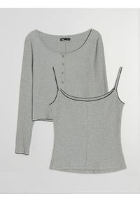 Sinsay - Prążkowany zestaw dwucześciowy z kontrastowym wykończeniem - szary. Kolor: szary. Materiał: prążkowany #1