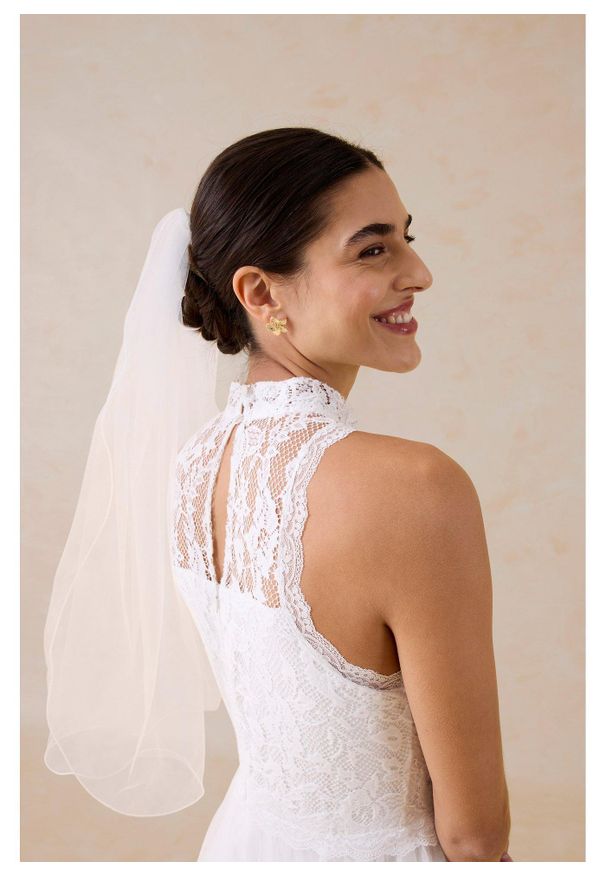 bonprix - Sukienka ślubna z tiulu z koronką. Okazja: na ślub cywilny, na wesele. Typ kołnierza: dekolt gorset, kołnierzyk stójkowy. Kolor: biały. Materiał: tiul, koronka. Wzór: koronka. Typ sukienki: gorsetowe