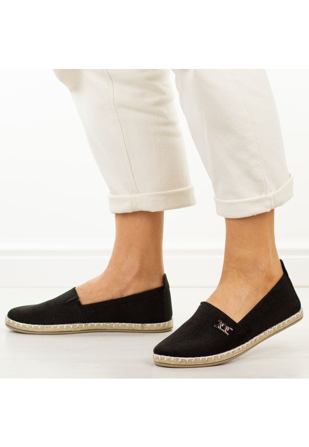 POTOCKI - Czarne espadryle damskie, półbuty Potocki 16374. Okazja: na co dzień. Nosek buta: okrągły. Kolor: czarny. Szerokość cholewki: normalna. Wzór: aplikacja. Materiał: zamsz. Sezon: wiosna, lato, jesień. Obcas: na płaskiej podeszwie. Styl: wakacyjny, casual, klasyczny, elegancki