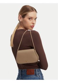 Calvin Klein Torebka Ck Curved Wallet On Chain LV04F1153G Beżowy. Kolor: beżowy. Materiał: skórzane #1