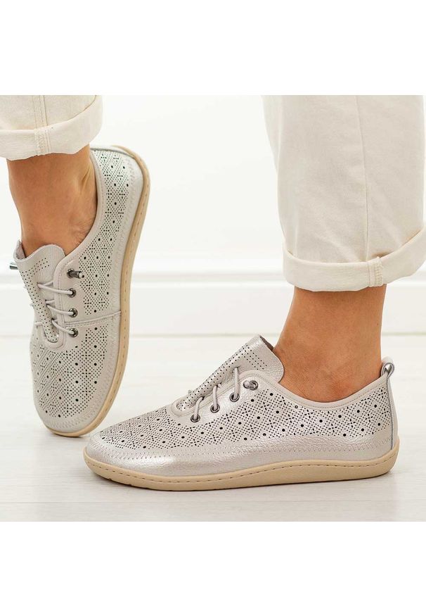 Srebrne skórzane półbuty damskie barefoot M.Daszyński Ol38-7. Okazja: na co dzień. Kolor: srebrny. Materiał: skóra. Szerokość cholewki: normalna. Sezon: wiosna, jesień, lato. Styl: casual, klasyczny, sportowy