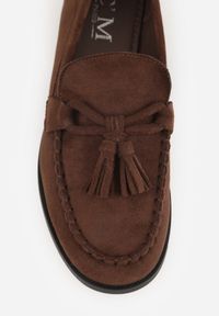 Born2be - Brązowe Mokasyny z Imitacji Zamszu Zdobione Frędzlami i Kokardą Edania. Okazja: na co dzień, na spotkanie biznesowe, do pracy. Kolor: brązowy. Materiał: zamsz. Wzór: aplikacja. Styl: casual, biznesowy, elegancki, klasyczny #5