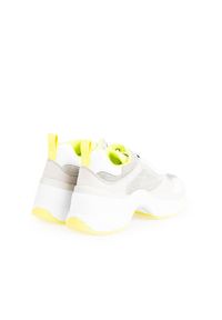 Guess Sneakersy "Juless" | FL7JUS FAB12 | Juless | Kobieta | Biały, Żółty. Kolor: biały, wielokolorowy, żółty. Materiał: skóra ekologiczna, materiał. Wzór: aplikacja. Obcas: na platformie #6