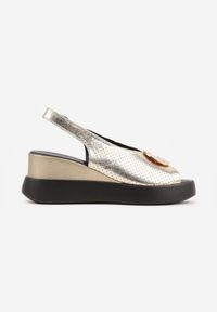 Born2be - Złote Sandały VICES na Koturnie Zdobione Perforacją i Okrągłą Aplikacją Melolle. Okazja: do pracy, na co dzień. Nosek buta: okrągły. Kolor: złoty. Wzór: aplikacja. Obcas: na koturnie. Styl: elegancki, casual #2