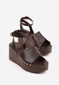 Born2be - Ciemnobrązowe Sandały na Koturnie i Platformie Ozdobione Nitami Rhethe. Okazja: na co dzień. Zapięcie: sprzączka. Kolor: brązowy. Materiał: jeans. Wzór: aplikacja. Sezon: wiosna, lato. Obcas: na koturnie. Styl: casual, elegancki #4