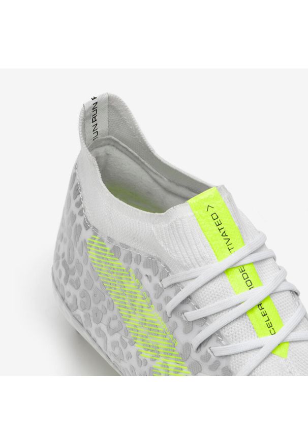KIPSTA - Buty do piłki nożnej hybrydowe Kipsta CLR SG Jaguar Boost. Kolor: biały. Materiał: zamsz, skóra. Szerokość cholewki: normalna