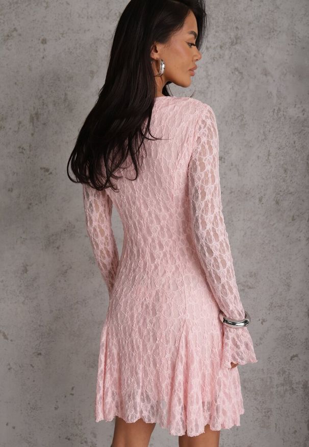 Renee - Różowa Sukienka z Koronki Ozdobiona Rozkloszowanymi Rękawami Cinalata. Kolor: różowy. Materiał: koronka. Wzór: aplikacja, koronka. Typ sukienki: rozkloszowane. Styl: elegancki, klasyczny