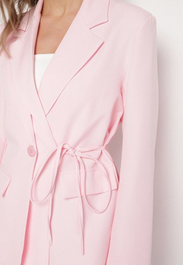 Born2be - Różowa Marynarka z Ozdobnym Wiązaniem Lenirin. Okazja: na co dzień. Kolor: różowy. Materiał: jeans. Styl: elegancki, casual