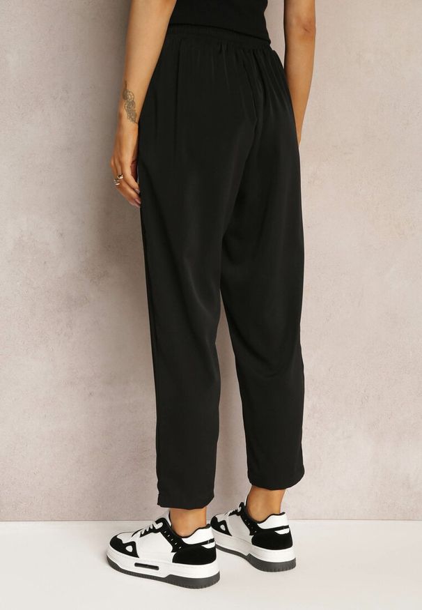 Renee - Czarne Spodnie High Waist z Gumką i Troczkiem w Pasie oraz Kieszeniami Arlettia. Stan: podwyższony. Kolor: czarny. Materiał: tkanina. Długość: długie. Wzór: jednolity