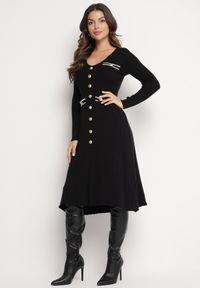 Born2be - Czarna Sweterkowa Sukienka z Wiskozą Ozdobiona Guzikami i Imitacją Kieszeni Izamines. Okazja: na co dzień. Kolor: czarny. Materiał: wiskoza. Wzór: aplikacja. Typ sukienki: dopasowane, proste. Styl: klasyczny, casual, elegancki #1