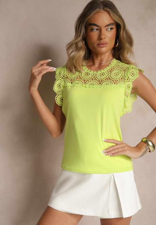 Renee - Zielona Bluzka z Bawełny Zdobiona Koronką przy Dekolcie Fevamire. Okazja: na co dzień. Kolor: zielony. Materiał: bawełna, koronka. Długość rękawa: krótki rękaw. Długość: krótkie. Wzór: aplikacja, koronka. Sezon: wiosna, lato. Styl: casual, elegancki