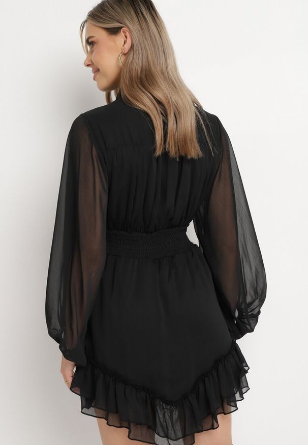 Born2be - Czarna Rozkloszowana Sukienka z Falbanką Harlin. Kolor: czarny. Długość: mini