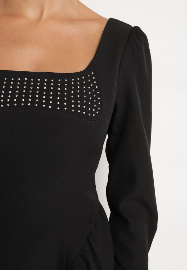 Born2be - Czarna Sukienka Rozkloszowana z Kwadratowym Dekoltem Enarel. Okazja: na co dzień. Typ kołnierza: dekolt kwadratowy. Kolor: czarny. Długość rękawa: długi rękaw. Wzór: aplikacja. Typ sukienki: proste. Styl: wizytowy, casual, klasyczny, elegancki