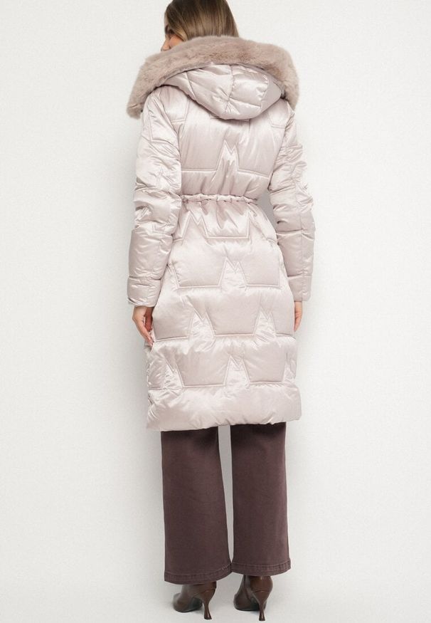 Born2be - Beżowa Pikowana Kurtka o Długim Kroju ze Ściągaczem w Talii i Kapturem Galita. Okazja: na co dzień. Kolor: beżowy. Materiał: poliester, dzianina, jeans, futro. Długość: długie. Styl: casual, elegancki