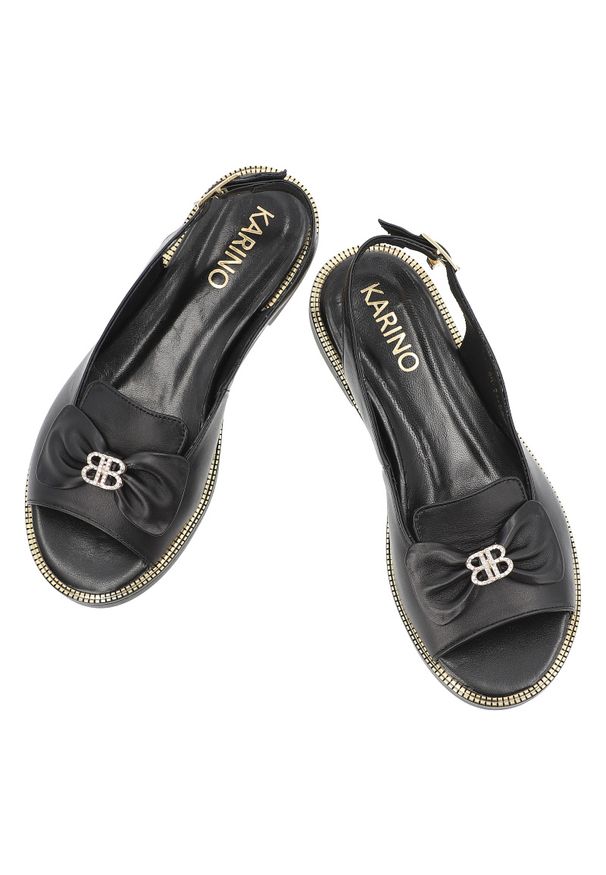 Czarne Sandały Karino Wygodne Obuwie Damskie Z Kokardą. Okazja: na co dzień. Zapięcie: klamry. Kolor: czarny. Materiał: skóra. Obcas: na płaskiej podeszwie. Styl: casual, elegancki, klasyczny