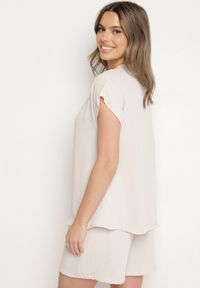 Born2be - Beżowy Komplet z Wiskozą Bluzka Zdobiona Guzikami i Szorty Nitamea. Kolor: beżowy. Materiał: wiskoza. Wzór: aplikacja