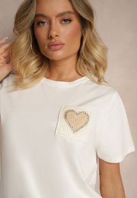 Renee - Biała Bawełniana Bluzka Ozdobiona Sercem z Cyrkonii Marionella. Okazja: na co dzień. Kolor: biały. Materiał: bawełna. Długość rękawa: krótki rękaw. Długość: krótkie. Wzór: aplikacja. Sezon: lato, wiosna. Styl: elegancki, casual
