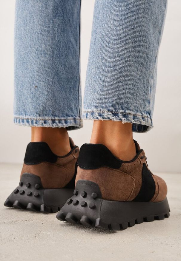 Renee - Ciemnobrązowe Zamszowe Sneakersy na Podeszwie Chunky z Perforowaną Cholewką Cezarlina. Okazja: na co dzień. Kolor: brązowy. Materiał: zamsz. Szerokość cholewki: normalna