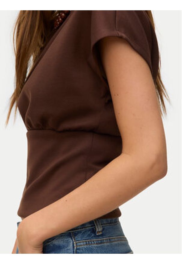 Vero Moda Bluzka Smilla 10355466 Brązowy ciemny Regular Fit. Kolor: brązowy. Materiał: syntetyk