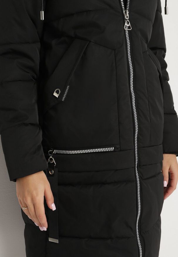 Born2be - Czarna Pikowana Kurtka z Kapturem Kieszeniami i Ozdobnym Suwakiem Mirorae. Okazja: na co dzień. Typ kołnierza: kaptur. Kolor: czarny. Materiał: wełna, jeans. Styl: elegancki, casual