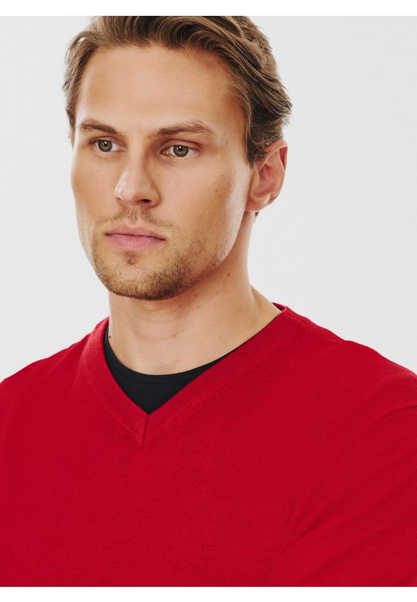 Pako Lorente - PAKO LORENTE – Czerwony męski sweter w serek. Typ kołnierza: dekolt w serek. Kolor: czerwony. Materiał: wełna. Sezon: jesień