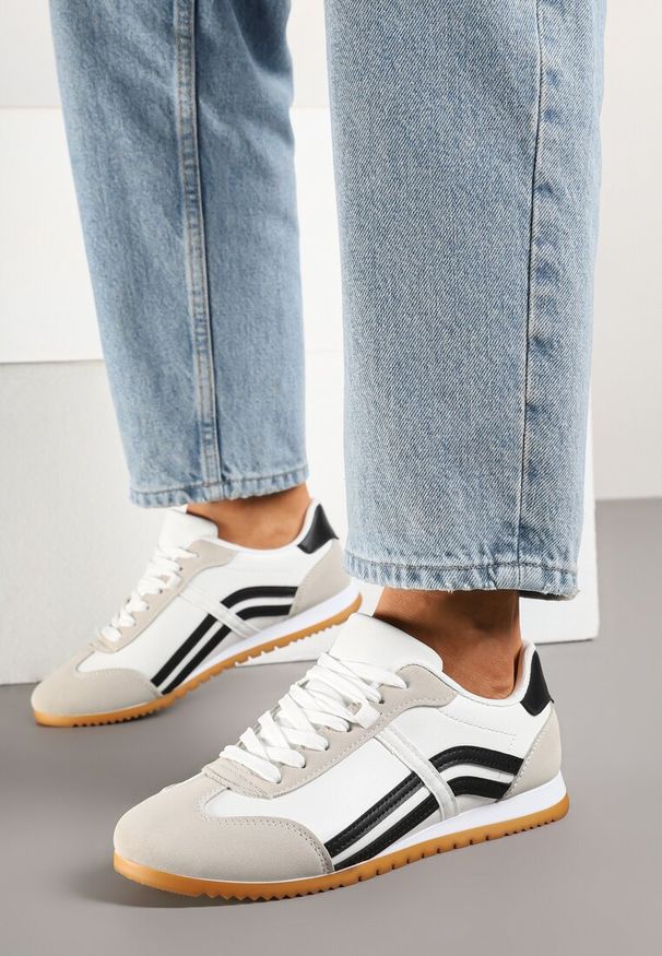 Born2be - Białe Sneakersy w Stylu Kultowych Tenisówek z Ozdobnymi Przeszyciami Wendiva. Okazja: na co dzień. Zapięcie: sznurówki. Kolor: biały. Materiał: jeans. Obcas: na obcasie. Wysokość obcasa: niski