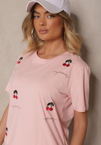 Renee - Różowy T-shirt z Bawełny z Haftowanymi Detalami w Wiśnie Nevianeva. Okazja: do pracy, na co dzień. Kolor: różowy. Materiał: bawełna. Wzór: haft. Styl: elegancki, casual #3