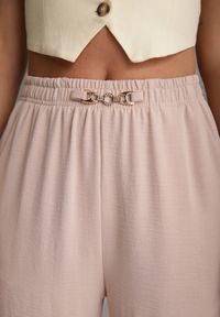 Renee - Różowe Spodnie Casual o Szerokim Kroju High Waist Zdobione Aplikacją Nephise. Okazja: na co dzień. Kolekcja: plus size. Kolor: różowy. Długość: długie. Wzór: aplikacja. Stan: podwyższony. Materiał: tkanina. Sezon: lato. Styl: casual #3