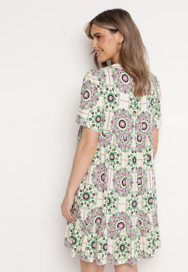Born2be - Zielona Sukienka Boho z Wiskozy o Rozkloszowanym Fasonie Wiadena. Okazja: na spacer, na co dzień. Kolor: zielony. Materiał: wiskoza. Długość rękawa: krótki rękaw. Wzór: aplikacja. Sezon: lato. Styl: boho