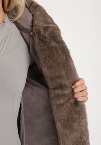 Born2be - Szara Pikowana Kurtka z Wiązanym Paskiem i Kapturem z Futerkiem Fenama. Okazja: na spacer, na co dzień. Kolor: szary. Materiał: futro. Styl: casual, elegancki #6