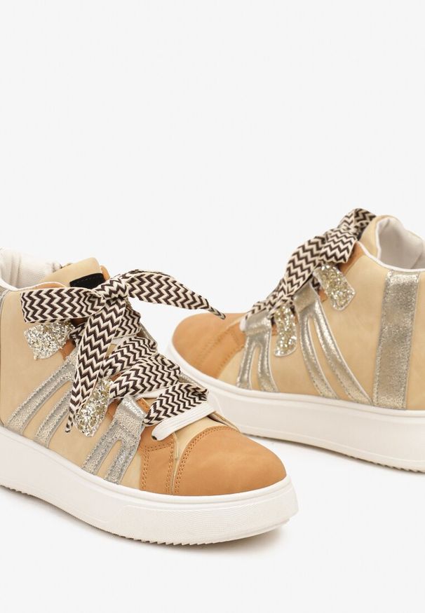 Renee - Ciemnobeżowe Streetwearowe Sneakersy na Grubej Podeszwie Ozdobione Kontrastowymi Wstawkami Kaittane. Nosek buta: okrągły. Zapięcie: zamek. Kolor: beżowy. Materiał: materiał. Wzór: aplikacja. Obcas: na obcasie. Wysokość obcasa: niski