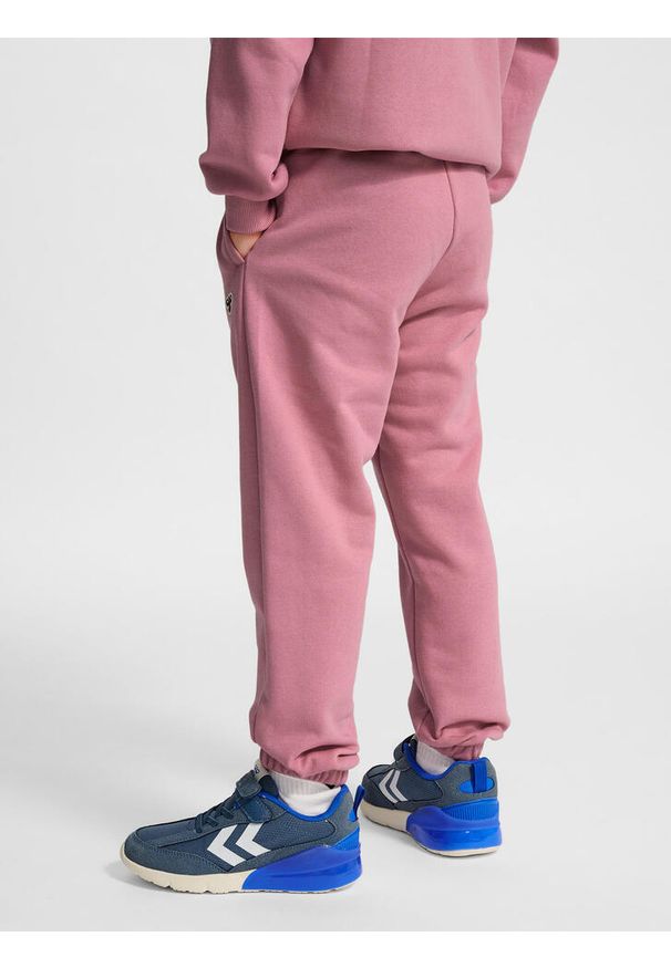 Spodnie dresowe dla dzieci Hummel Bee Loose. Kolor: różowy. Materiał: dresówka. Sport: joga i pilates
