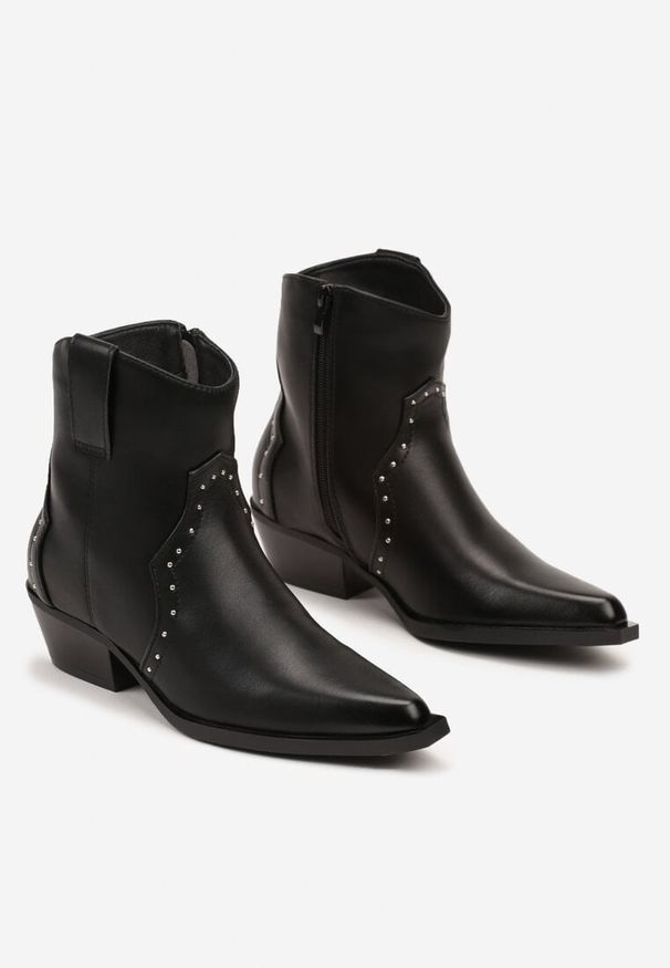 Renee - Czarne Szpiczaste Botki w Stylu Kowbojskim z Nitami Mevanta. Okazja: na co dzień. Nosek buta: szpiczasty. Kolor: czarny. Materiał: jeans, skóra. Wzór: aplikacja. Obcas: na obcasie. Styl: elegancki, casual, rockowy. Wysokość obcasa: średni