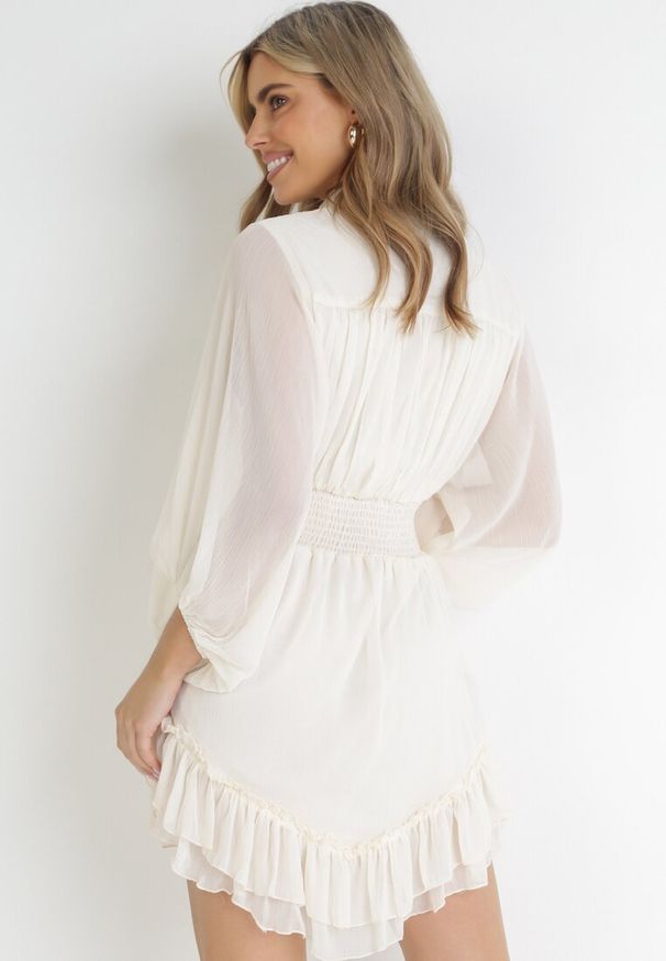 Born2be - Beżowa Taliowana Sukienka Mini z Rękawami 3/4 i Falbanką Serafilla. Kolor: beżowy. Materiał: tkanina. Sezon: wiosna, lato. Długość: mini