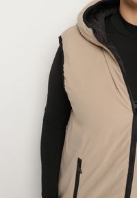 Born2be - Beżowa Dwustronna Kamizelka z Kapturem Zdobiona Pikowanymi Przeszyciami Tuliona. Okazja: na spacer. Typ kołnierza: kaptur. Kolekcja: plus size. Kolor: beżowy. Materiał: jeans. Wzór: aplikacja. Styl: elegancki #5