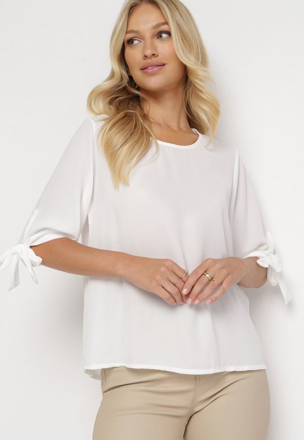 Born2be - Biała Bluzka z Rękawem 3/4 i Wiązaniami Arolna. Kolor: biały. Materiał: jeans. Styl: elegancki