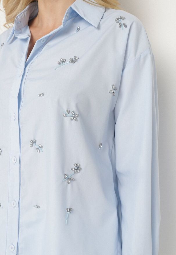 Born2be - Jasnoniebieska Koszula z Bawełny Ozdobiona Naszywkami Katiema. Okazja: na co dzień. Kolor: niebieski. Materiał: bawełna. Wzór: aplikacja. Styl: casual