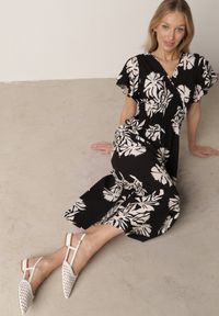 Born2be - Czarna Wiskozowa Sukienka o Rozkloszowanym Kroju z Kopertowym Dekoltem Morgassa. Okazja: na co dzień. Kolor: czarny. Materiał: wiskoza. Wzór: kwiaty. Sezon: lato. Typ sukienki: kopertowe. Styl: casual, klasyczny #1