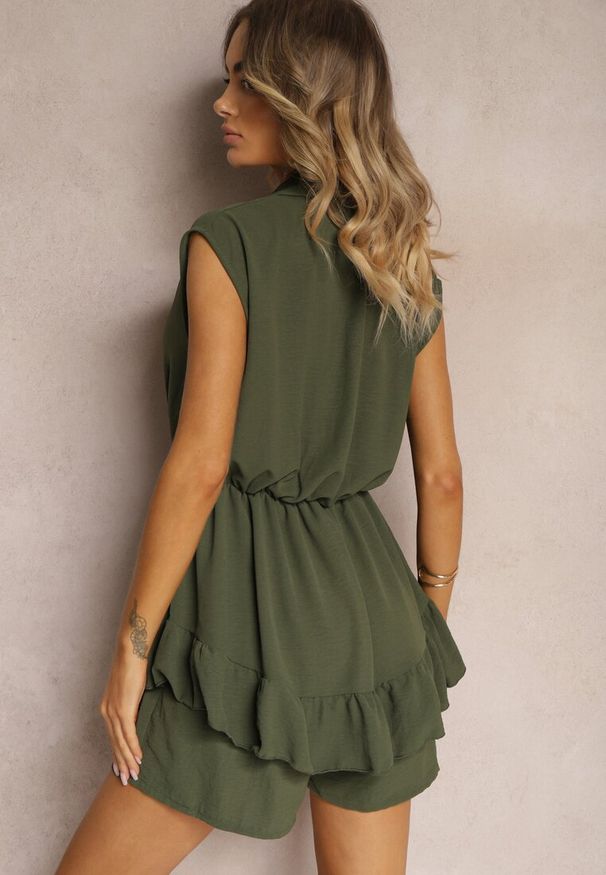 Renee - Ciemnozielony Kombinezon z Zakładką Imitującą Spódniczkę i Kołnierzykiem Norinivia. Okazja: na co dzień. Kolor: zielony. Długość rękawa: krótki rękaw. Długość: krótkie. Wzór: aplikacja. Styl: casual