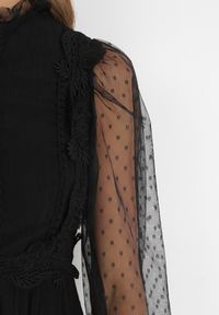 Born2be - Czarna Rozkloszowana Sukienka z Ozdobnymi Tiulowymi Wstawkami Revisa. Typ kołnierza: kołnierz z falbankami. Kolor: czarny. Materiał: tiul. Wzór: aplikacja. Długość: maxi #2