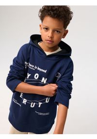 Sinsay - Bluza hoodie z nadrukiem - granatowy. Kolor: niebieski. Wzór: nadruk