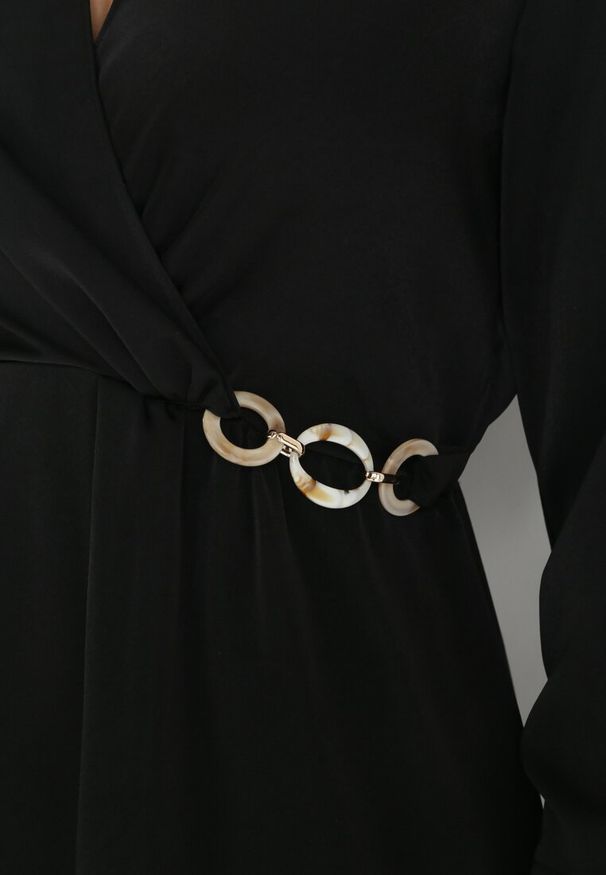 Born2be - Czarna Satynowa Sukienka Midi z Kopertowym Dekoltem i Kołnierzykiem Hartho. Kolor: czarny. Materiał: satyna. Wzór: aplikacja. Typ sukienki: kopertowe. Długość: midi